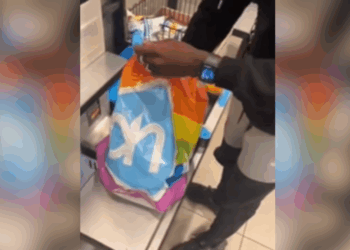 Man wil absoluut niet gezien worden met regenboogtasje van Albert Heijn: je gelooft nooit wat hij doet