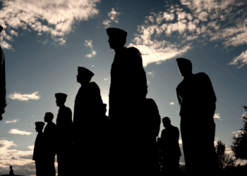 Meer geld naar defensie: VVD stelt bezuinigingen op zorg en uitkeringen voor