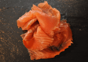 Mogelijk gevaarlijke bacterie aangetroffen in gerookte zalm: “Heb jij dit gekocht? Onderneem direct actie!”