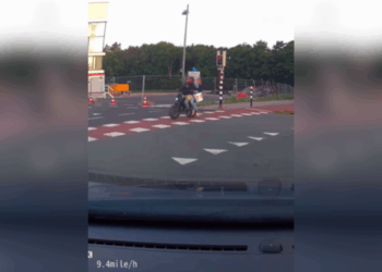 Ongelooflijk: jongeren op fatbike gooien spullen op auto na door rood rijden