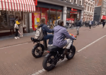 Agent pakt jongeren op fatbikes aan, maar moeder scheldt hem uit voor ‘kinderhater’
