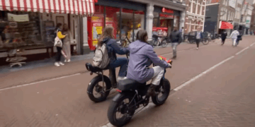 Agent pakt jongeren op fatbikes aan, maar moeder scheldt hem uit voor ‘kinderhater’