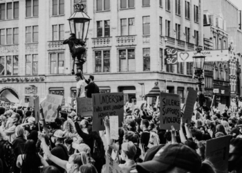 Protest in Rotterdam tegen nieuwe asielwetten: “Geen mens is illegaal”