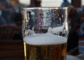 Studenten riskeren nu een boete voor biertje drinken voor hun eigen huis: “Dat is toch absurd?”