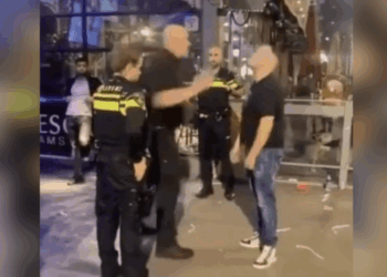 VIDEO: Politie grijpt niet in terwijl bewaker hard uithaalt naar agressieve klant