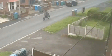 VIDEO: Vader achtervolgt fatbikedief en ramt hem van de weg