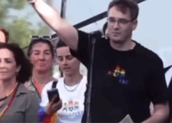 VIDEO: Verontwaardiging om provocerende ‘Duitse groet’ bij officieel moment: Halsema staat erbij en lacht