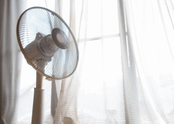 Zet je ventilator op deze plek en je kamer voelt binnen seconden koel aan