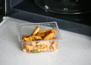 Wetenschappers waarschuwen: warm nóóit je eten op in een plastic bakje