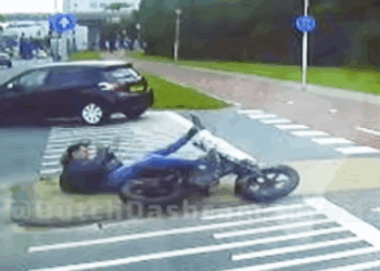 Wie zit hier fout? Fatbiker knalt op Peugeot en beelden zorgen voor ophef