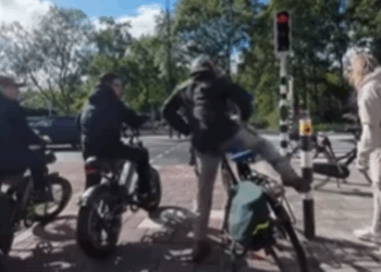 Mensen zijn woest: fatbike-rijder spuugt op man na aanrijding