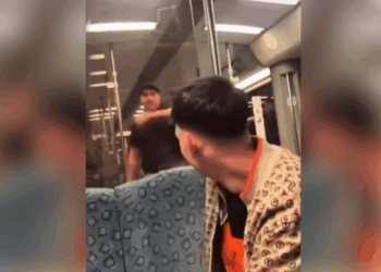 ZIEN: Ventje trapt zomaar een ruit kapot in de bus… en vindt het nog grappig ook