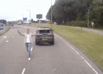 Mannetje met kort lontje denkt stoer te doen bij vrachtwagen… Alfa total loss!