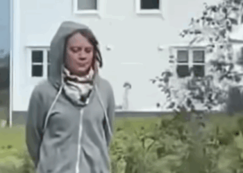 Automobilist laat bewust wolk uitlaatgassen los als hij Greta Thunberg ziet