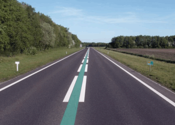 Bijna niemand weet dit écht: wat betekent die groene streep tussen witte lijnen op de weg eigenlijk?