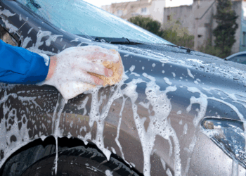 Dit is officieel verboden, maar Nederlanders doen het massaal bij hun auto