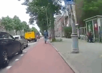 Fatbiker wil stoer doen, maar eindigt keihard op het asfalt