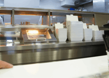 Jasmijn (15) droomde van een frietkraam maar moet nu stoppen met friet bakken: “Heel zuur”