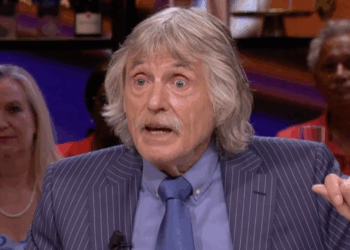 Johan Derksen maakt zich zorgen over Nederland: “Over een paar jaar moet iedere vrouw een hoofddoek op”