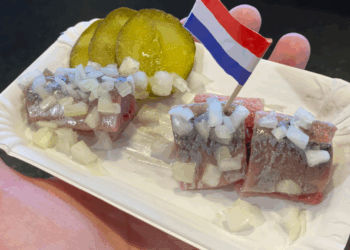 Kocht jij haring bij deze supermarkten? Grote terugroepactie vanwege gevaarlijke listeria-bacterie