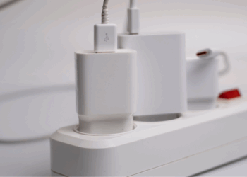 Laat NOOIT een oplader in het stopcontact zitten zonder je telefoon en dit is waarom