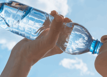 Let goed op: zó lang blijft water in een geopende fles nog goed