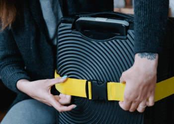 Luchthavenpersoneel waarschuwt: “Dit is waarom je geen bagageriem meer om je koffer moet doen”