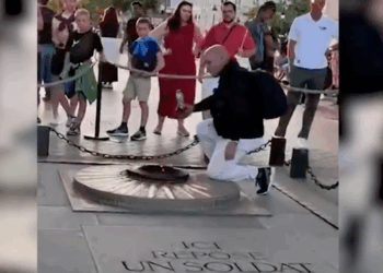 Man steekt sigaret aan bij graf van oorlogsmonument Onbekende Soldaat: verblijfsvergunning direct ingetrokken