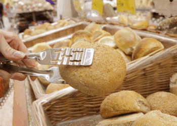 Man besteld brood in Albert Heijn en supermarktmedewerkster raakt geïrriteerd: “Geen Nederlands, liever Arabisch of Turks”