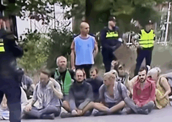 Politie maakt korte metten met protest Extinction Rebellion: “Agent duwde zo hard dat mijn arm brak”