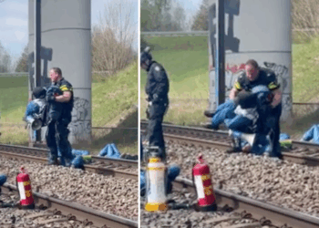Politie verliest geduld en besluit klimaatactivist op het spoor even te laten zien waar hij staat