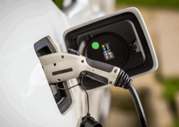 Schokkende vergelijking: zo duur is opladen bij Fastned vergeleken met tanken