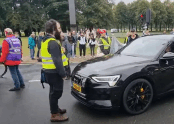 VIDEO: Activisten van Extinction Rebellion ontmoeten Hagenees met Audi e-tron