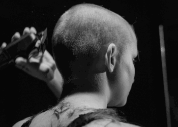 Vader scheert dochter kaal nadat ze een klasgenoot met kanker pestte en haar pruik aftrok