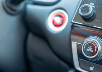 WAARSCHUWING: Dit is waarom je niet te vaak op deze knop moet drukken in de auto