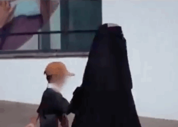 ZIEN: Dit gebeurt er als je met een boerka over straat gaat in Oostenrijk