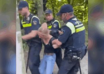 ZIEN: Politie heeft geen genade voor klimaatactiviste en pakt haar keihard aan