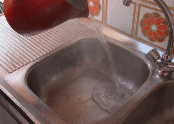 Experts slaan alarm: dit kan er gebeuren als je kokend water in de afvoer giet