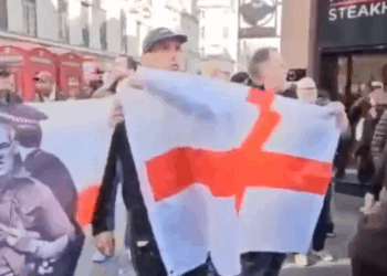 Bizarre beelden: mannen zwaaien met Engelse vlag tijdens Palestina-protest en dat loopt niet goed af..