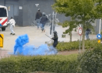 Complete chaos: relschoppers dagen politie uit, maar krijgt direct een harde les