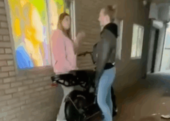 Dame op fatbike wordt lastig gevallen, maar krijgt gelijk een koekje van eigen deeg