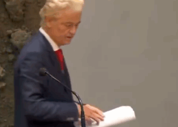 Ophef: Wilders verliest geduld en loopt weg als Denk-voorman Van Baarle hem een pijnlijke vraag stelt..