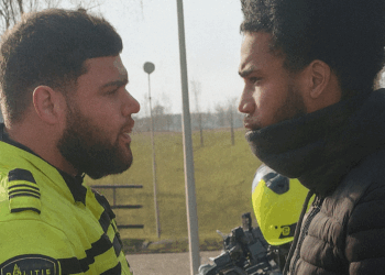 Kansparel probeert politie uit de tent te lokken, maar agent zet hem keihard op z’n plek