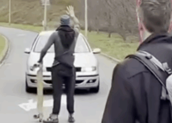 Klimaatactivisten willen deze auto blokkeren.. maar krijgen direct spijt