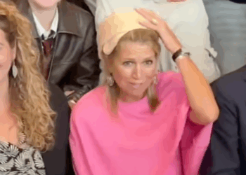 ZIEN: Maxima krijgt een klap van MBO’er tijdens werkbezoek op school