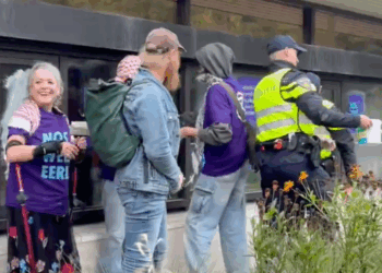 Klimaatactivisten Extinction Rebellion blokkeren en bekladden NOS-gebouw: ‘Politie doet niks!’