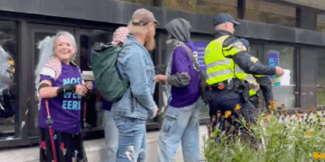 Klimaatactivisten Extinction Rebellion blokkeren en bekladden NOS-gebouw: ‘Politie doet niks!’