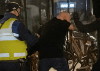 Omstanders filmen hoe acht agenten relschopper plat krijgen: “Niet normaal”