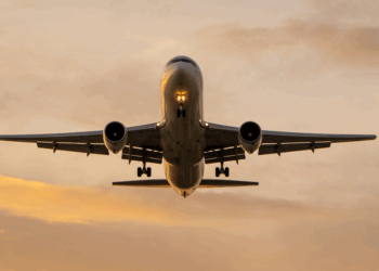 Ophef: vliegtuig vol met Syriërs vertrokken, dit bedrag krijgen ze mee van de Nederlandse overheid