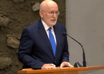 Pijnlijke beelden: Timmermans wordt keihard de mond gesnoerd door Europees Parlement